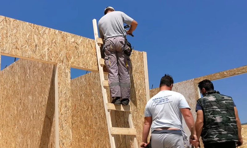 Majstori grade montažnu kuću