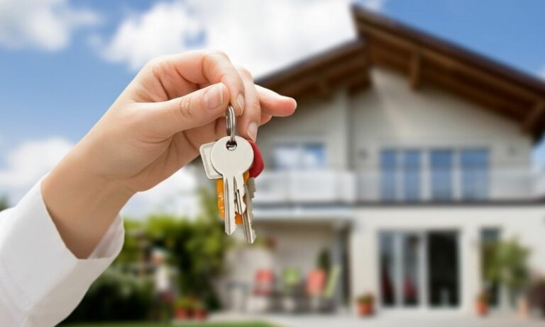 Osoba drži ključeve od kuće u ruci