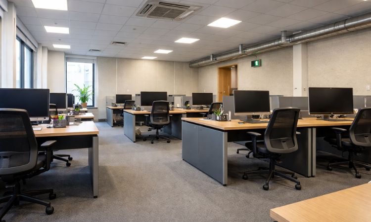 Prostran kancelarijski prostor organizovan prema zahtevima bezbednosti i zdravlja na radu sa jasno definisanim prolazima i ventilacijom