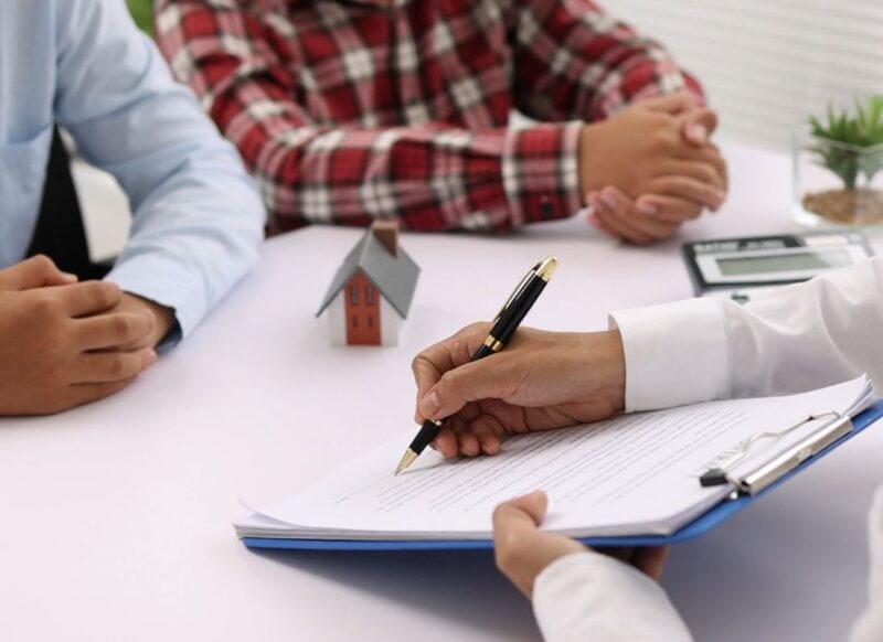 podstanari potpisuju ugovor za iznajmljivanje stana