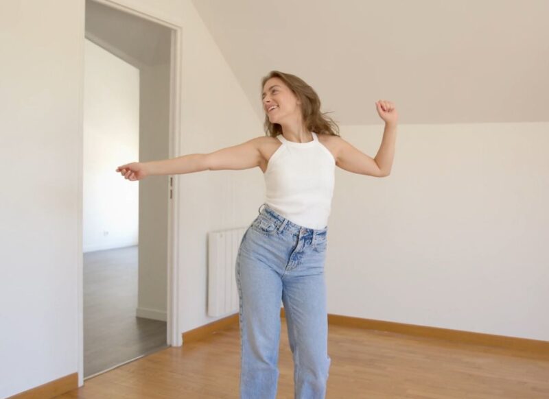 devojka pleše po stanu