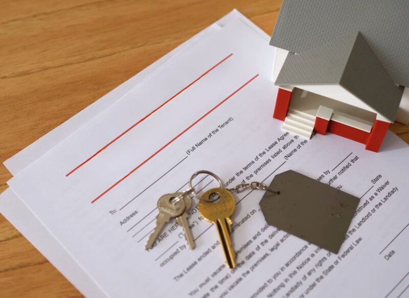 podstanarski ugovor na kojoj je ključ i maketa kuće 