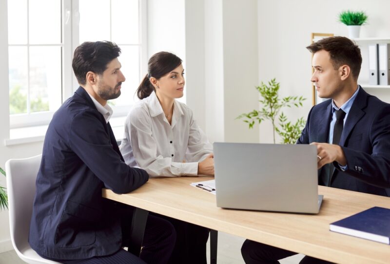 Klijent razgovara sa bankarskim savetnikom o uslovima kredita i otplate