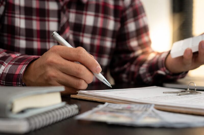 Osoba pregleda dokumentaciju i računa troškove pre donošenja finansijske odluke